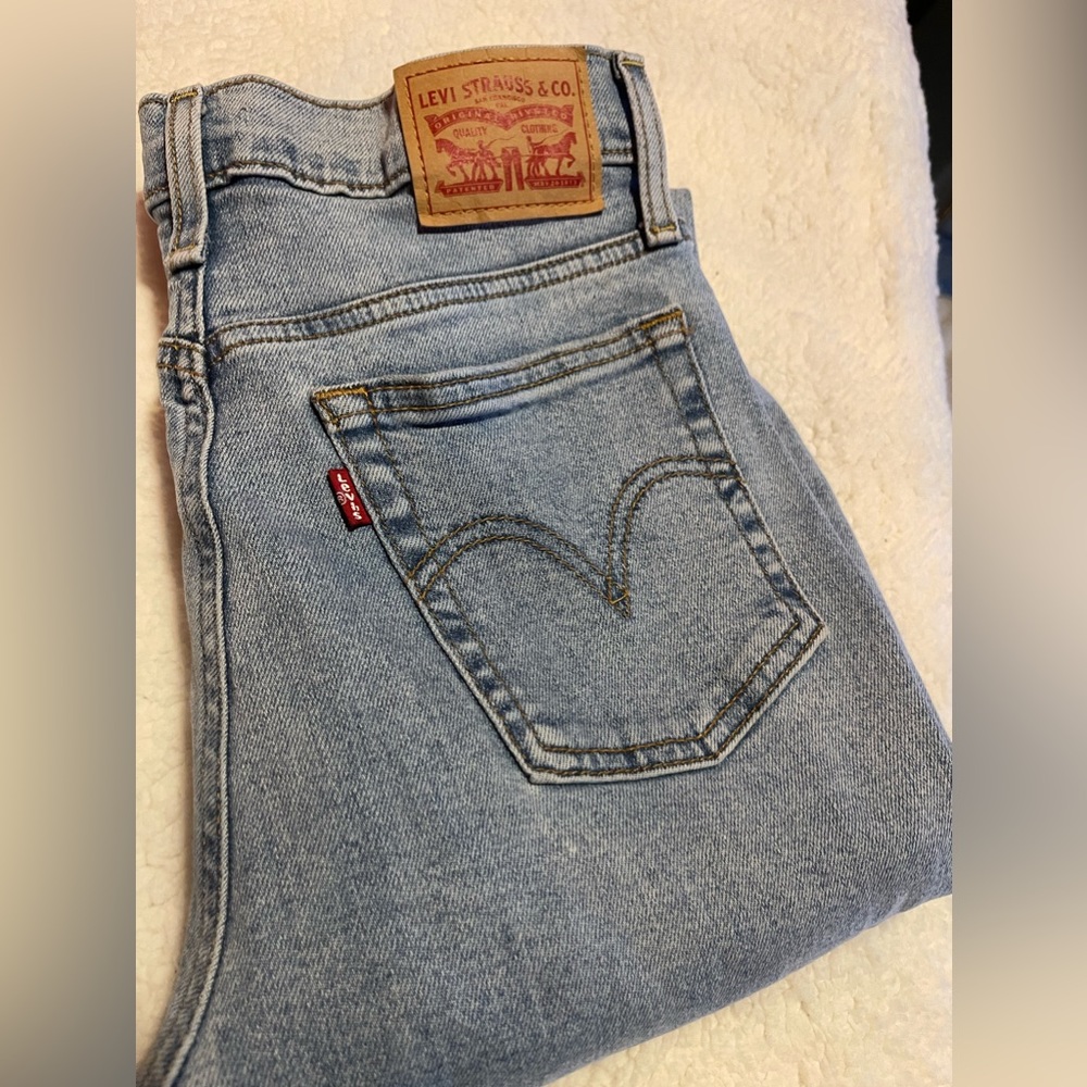 levi’s mom jeans with hole in both legs